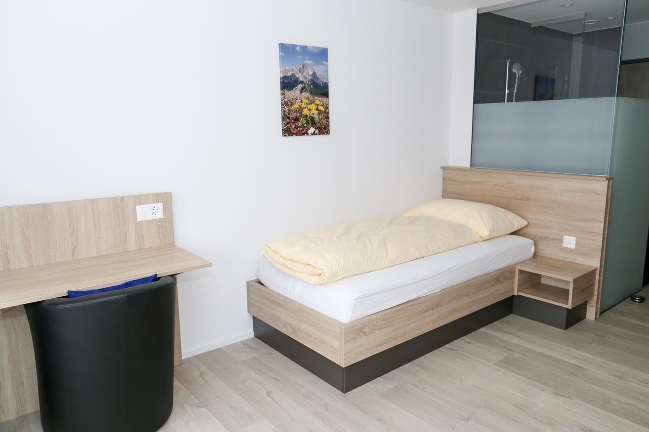 Hotel Traube Garni Kuttigen Bagian luar foto