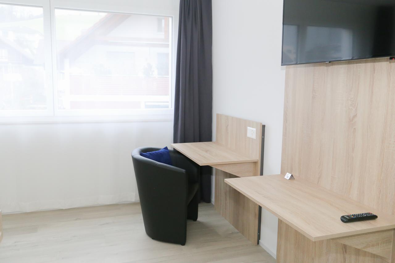 Hotel Traube Garni Kuttigen Bagian luar foto