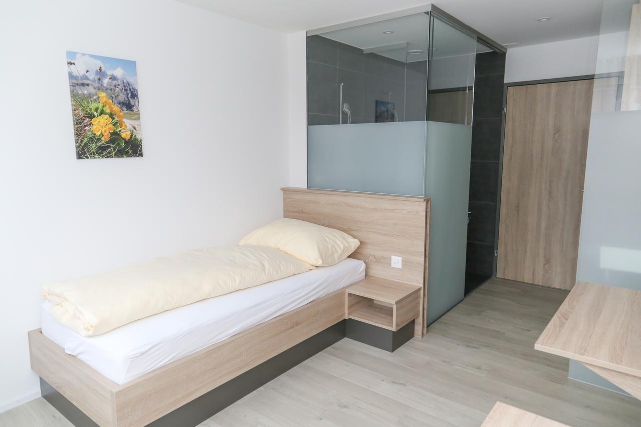 Hotel Traube Garni Kuttigen Bagian luar foto