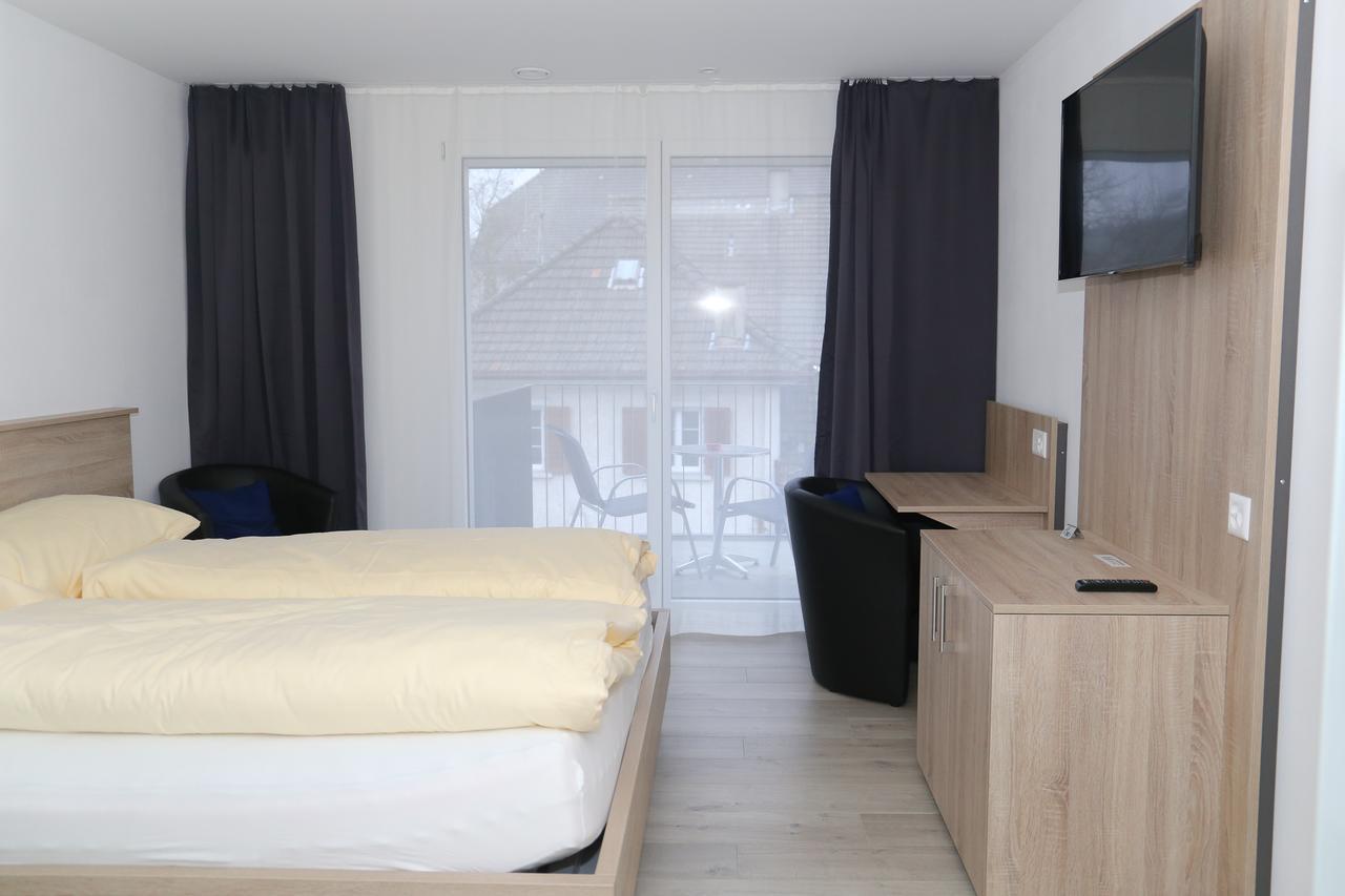 Hotel Traube Garni Kuttigen Bagian luar foto