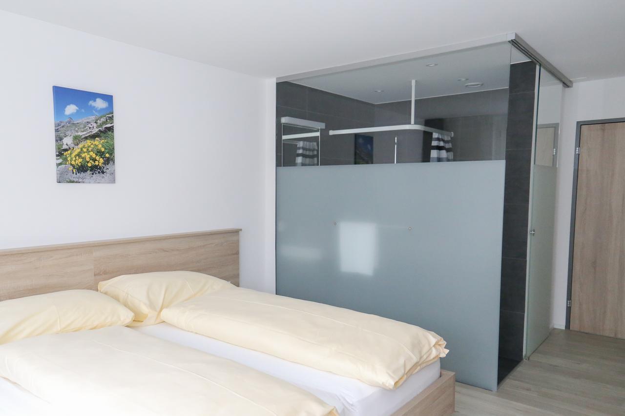 Hotel Traube Garni Kuttigen Bagian luar foto
